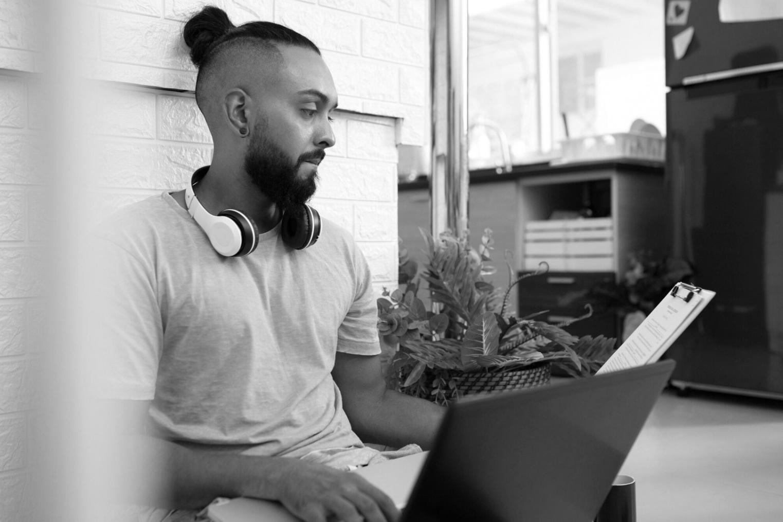 請求書処理自動化システムを操作する専門家