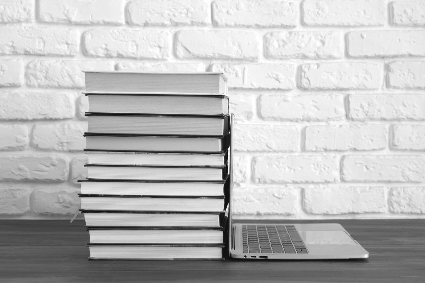 オンライン会議の画面に映る複数の参加者